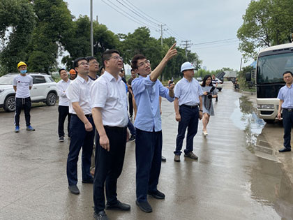 Sekretaris Komite Partai Distrik Keqiao Shen Zhijiang dan rombongannya pergi ke proyek teknologi tinggi Grup Chengbang untuk penyelidikan dan bimbingan